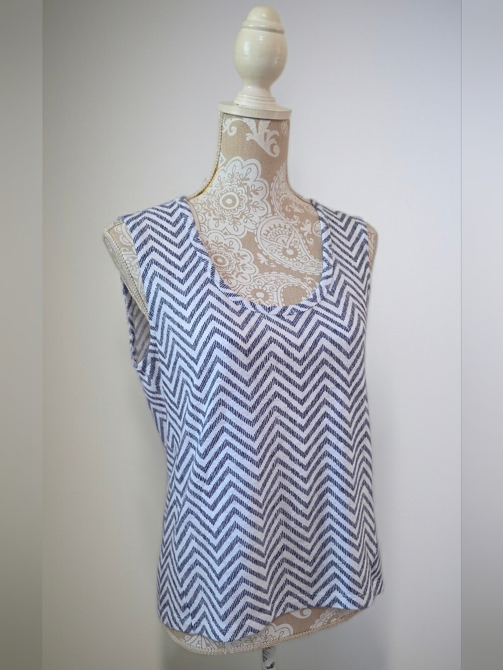 Athleta Womens Sleeveless White/Navy Blue Chevron Boho Hi Low Beachy Tank Size S